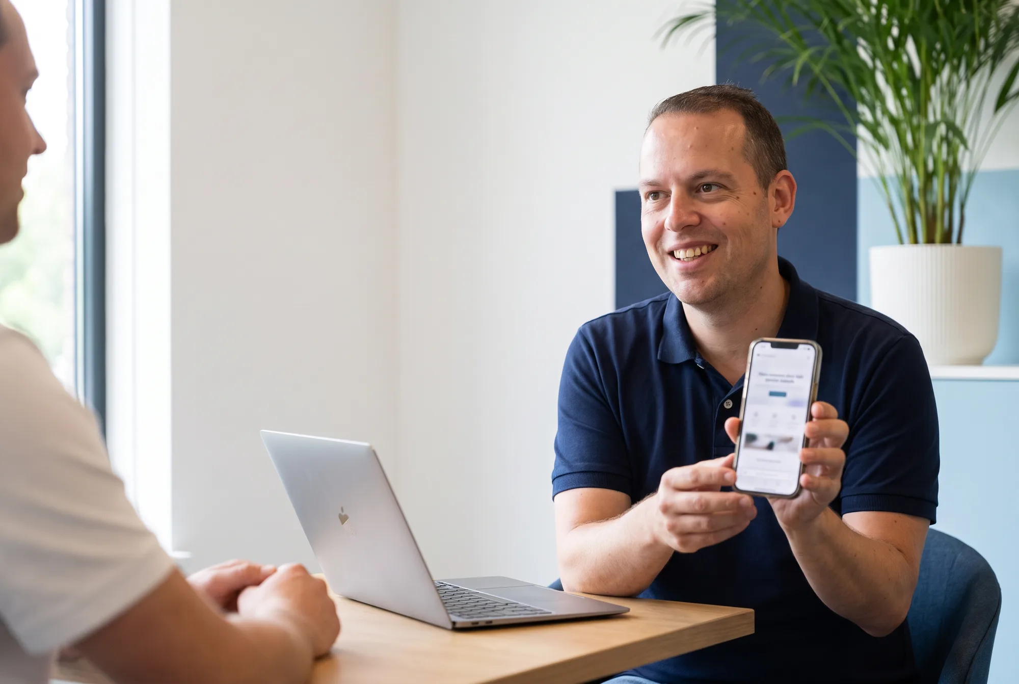 Jordy van Boutio laat een website zien op een telefoon