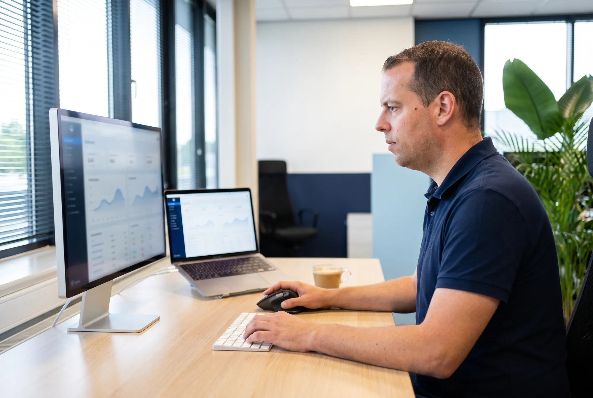 Jordy van Boutio houdt dashboards van websites in beheer in de gaten