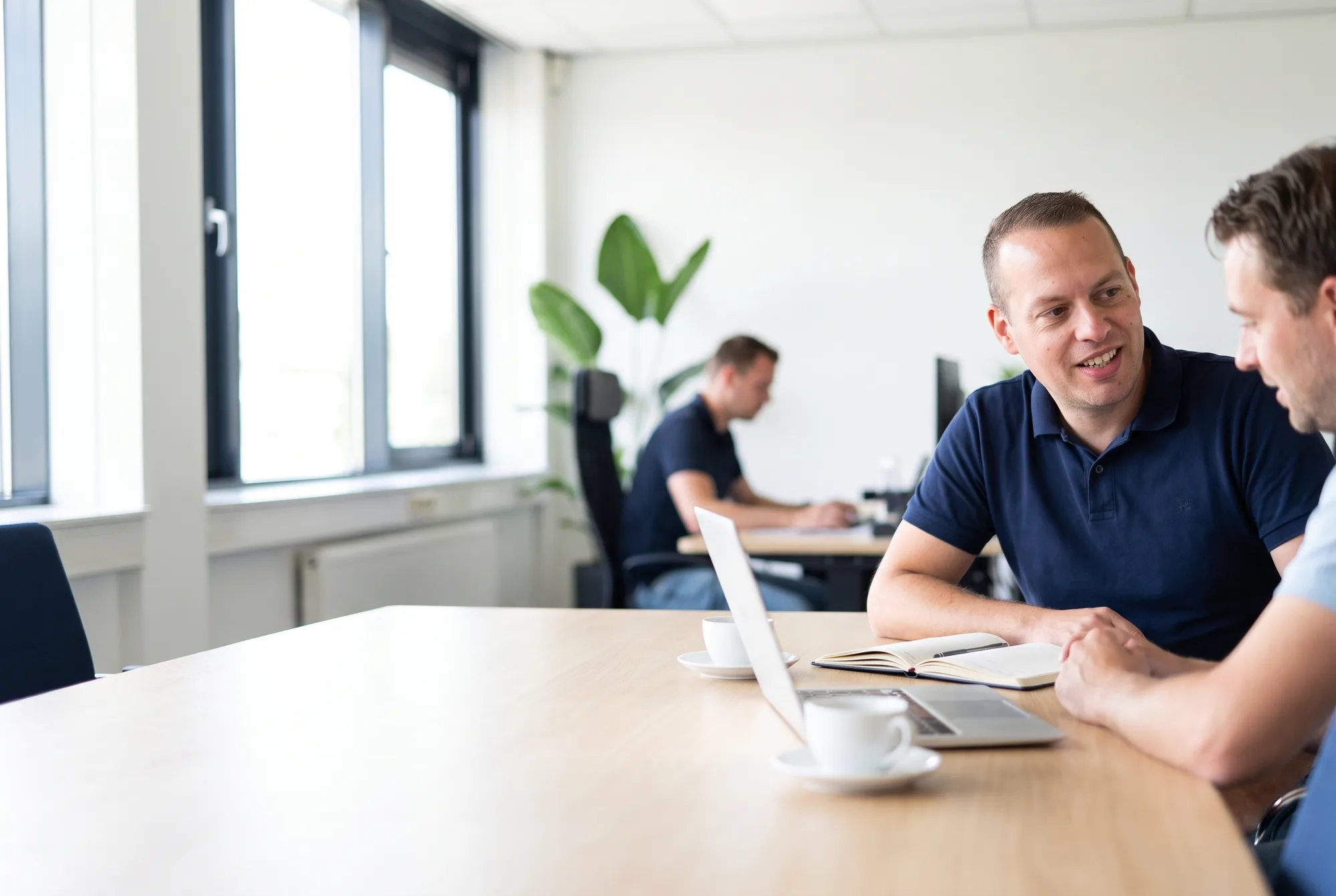Jordy van Boutio in gesprek met een klant aan de vergadertafel