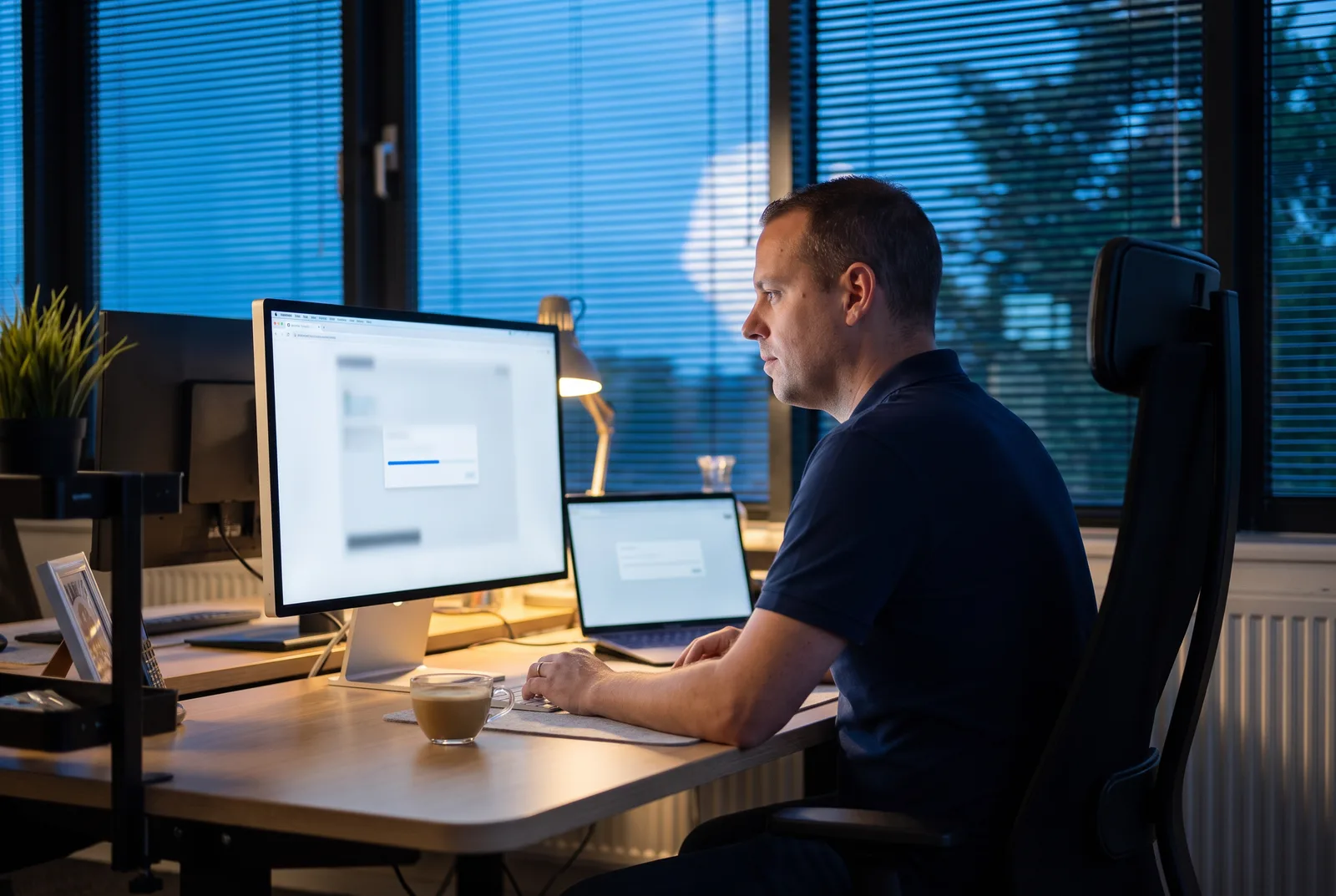 Jordy van Boutio voert 's avonds een websiteverhuizing uit achter twee schermen